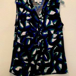 Kasper sleeveless top XL. V neck and gathered in front down middle.
